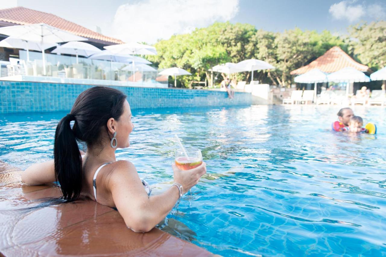 מלון בליטו The Capital Zimbali מראה חיצוני תמונה A woman relaxing at a pool
