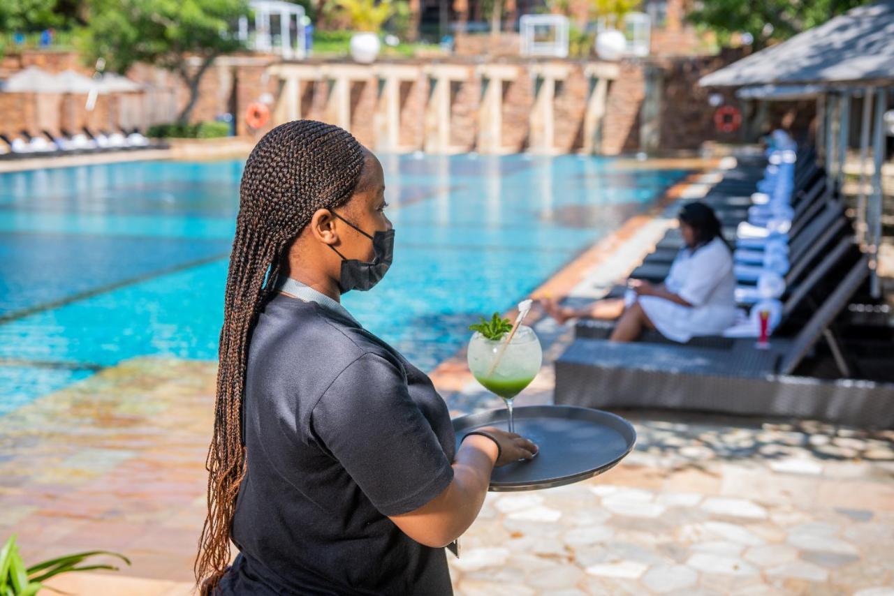 מלון בליטו The Capital Zimbali מראה חיצוני תמונה A waitress wearing a face mask at a hotel in Kigali, Rwanda