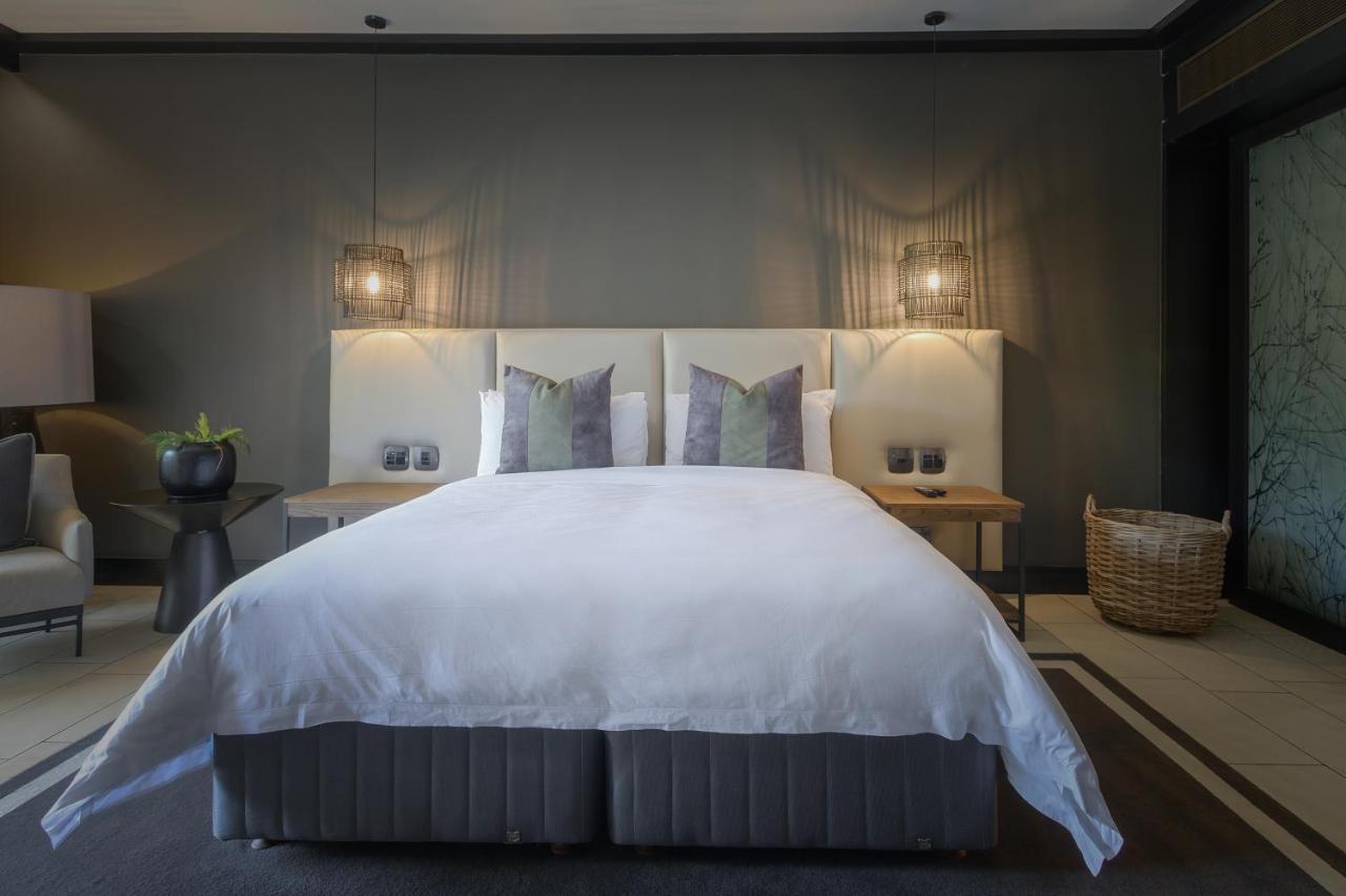 מלון בליטו The Capital Zimbali מראה חיצוני תמונה A bedroom at The Ivy Hotel