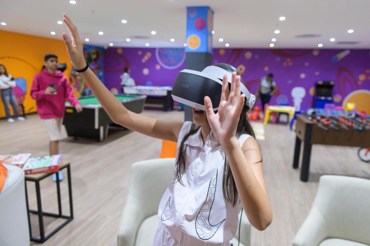 מלון בליטו The Capital Zimbali מראה חיצוני תמונה A child using a PlayStation VR headset