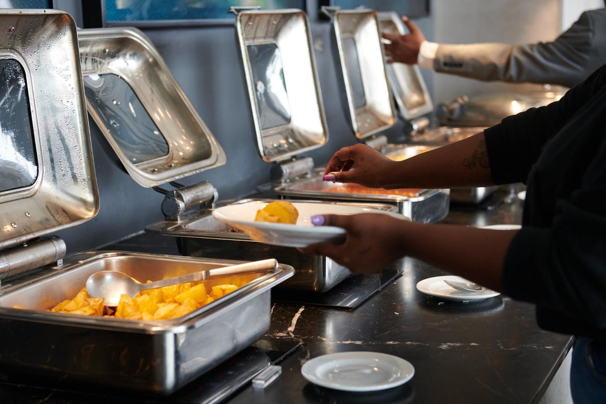 מלון בליטו The Capital Zimbali מראה חיצוני תמונה A self-service buffet