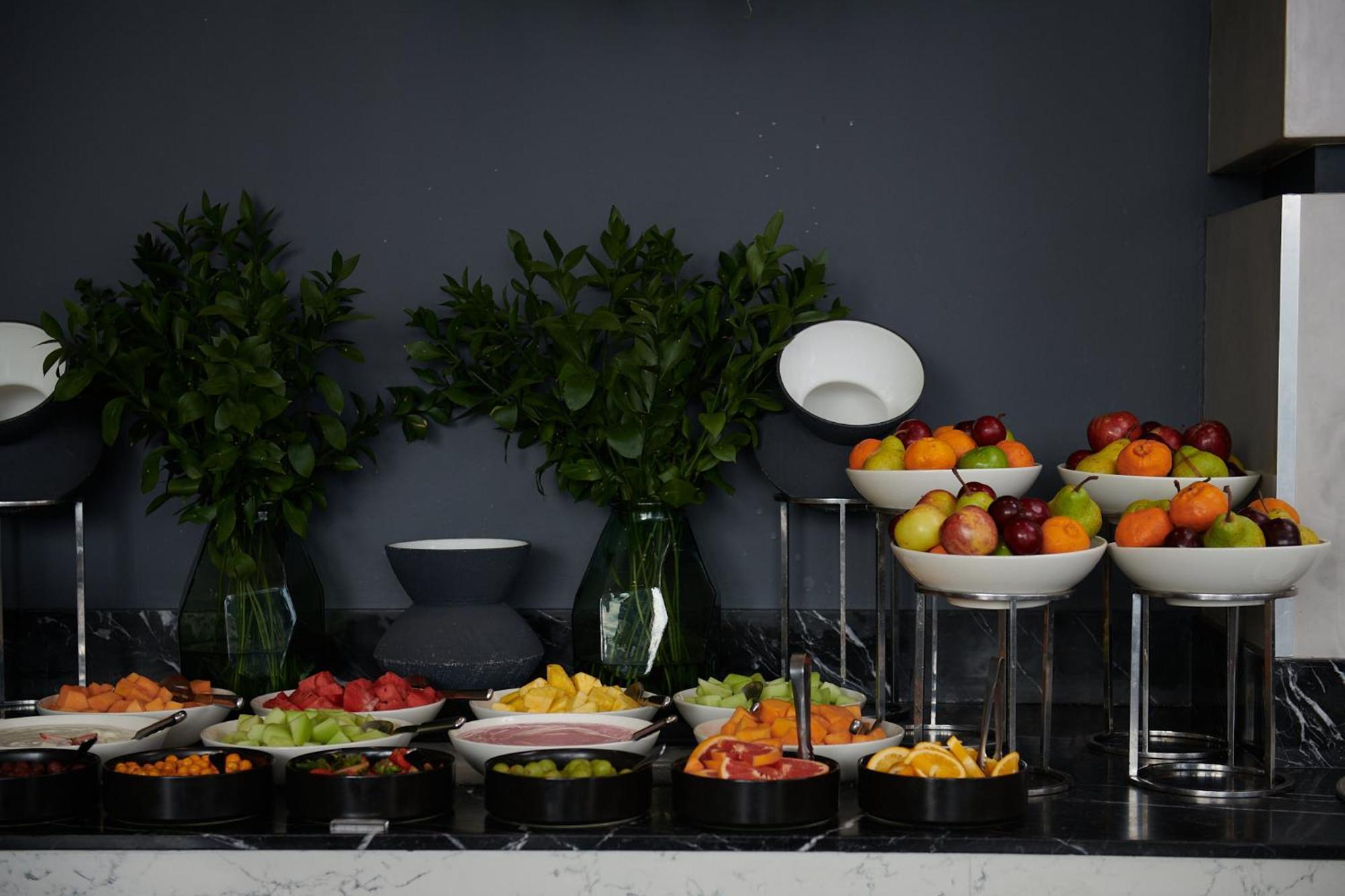 מלון בליטו The Capital Zimbali מראה חיצוני תמונה A fruit salad buffet