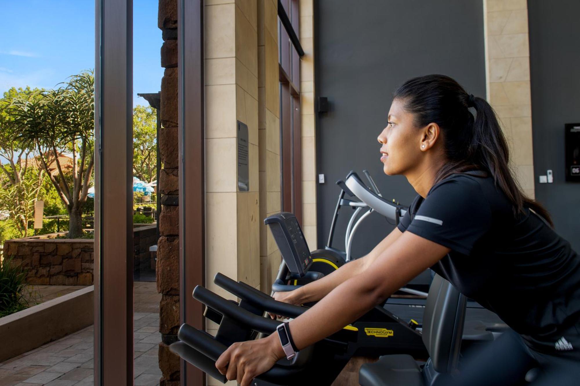 מלון בליטו The Capital Zimbali מראה חיצוני תמונה A woman on a treadmill